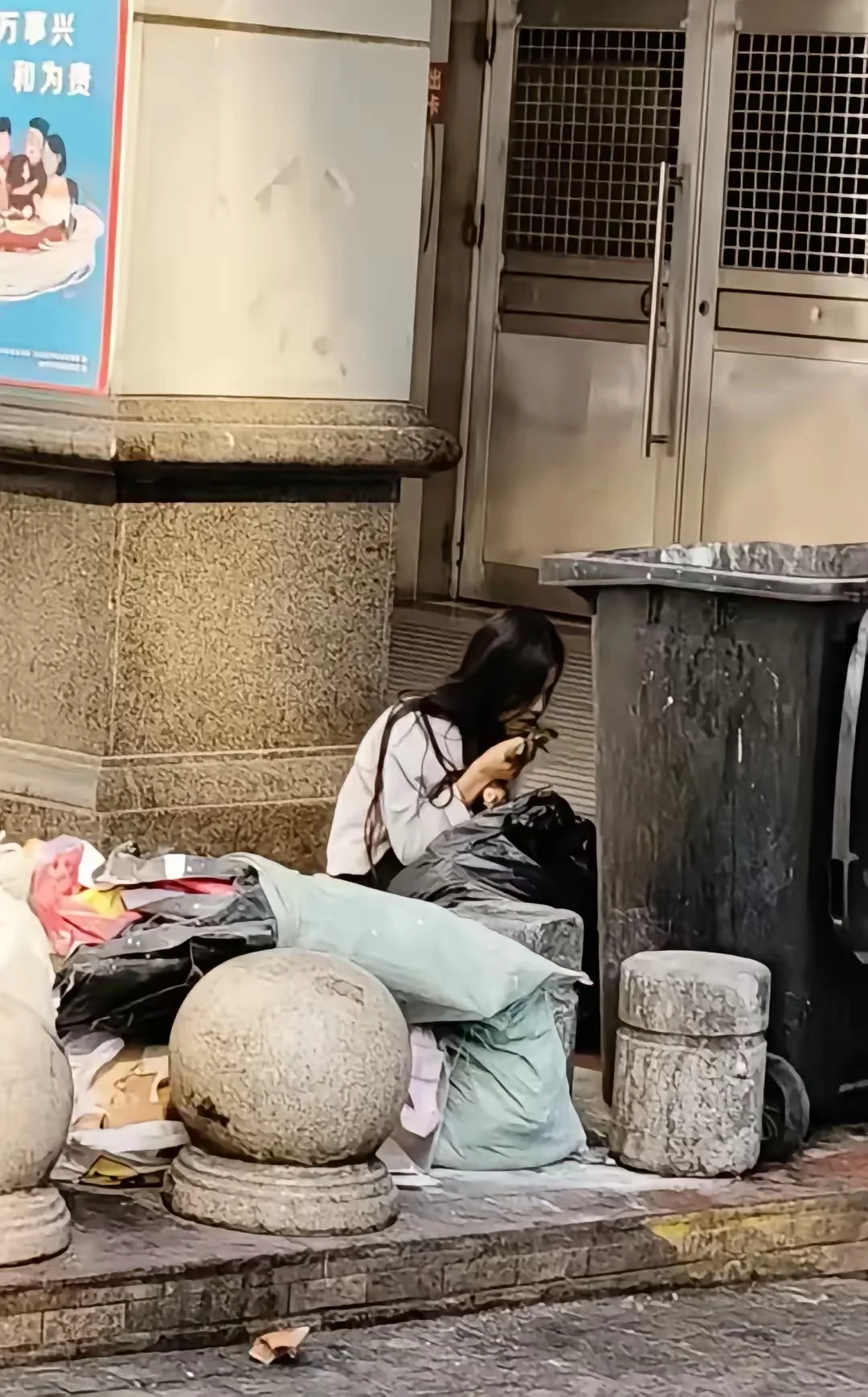 柳州一漂亮女子捡垃圾食用，她到底经历了什么？