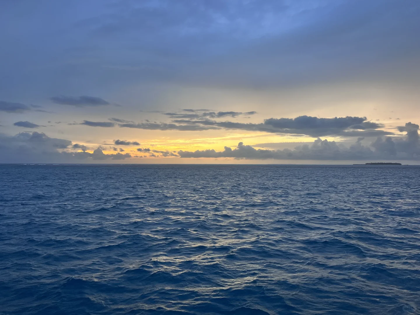 马尔代夫的海，落日余晖和我