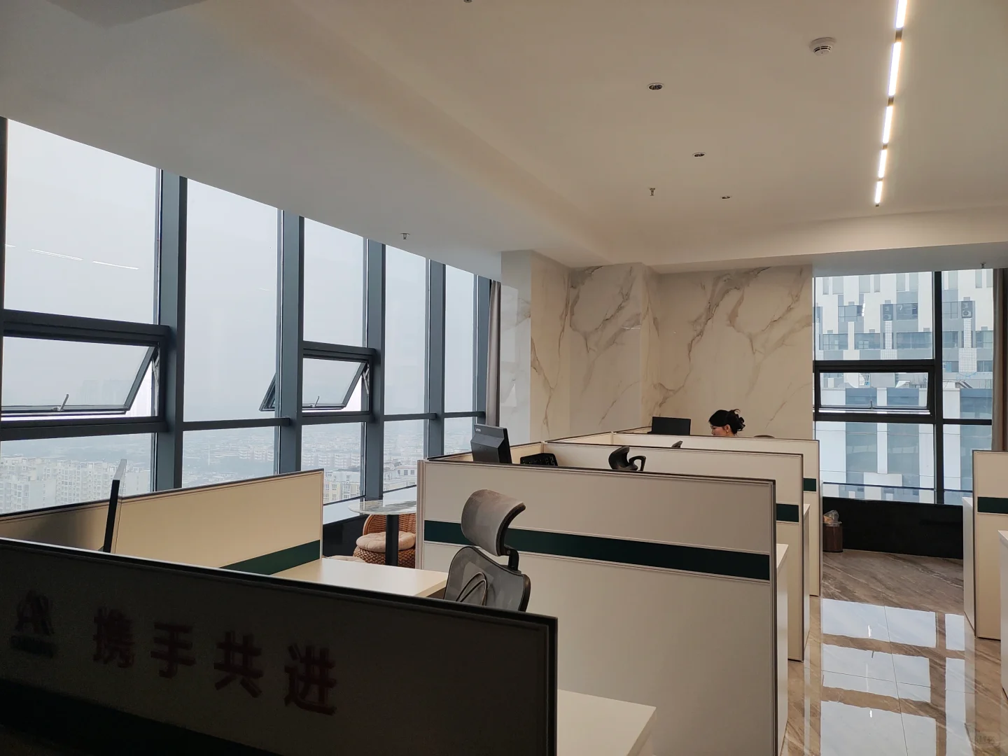 无责底薪+六险一金+美味工作餐！！！！！