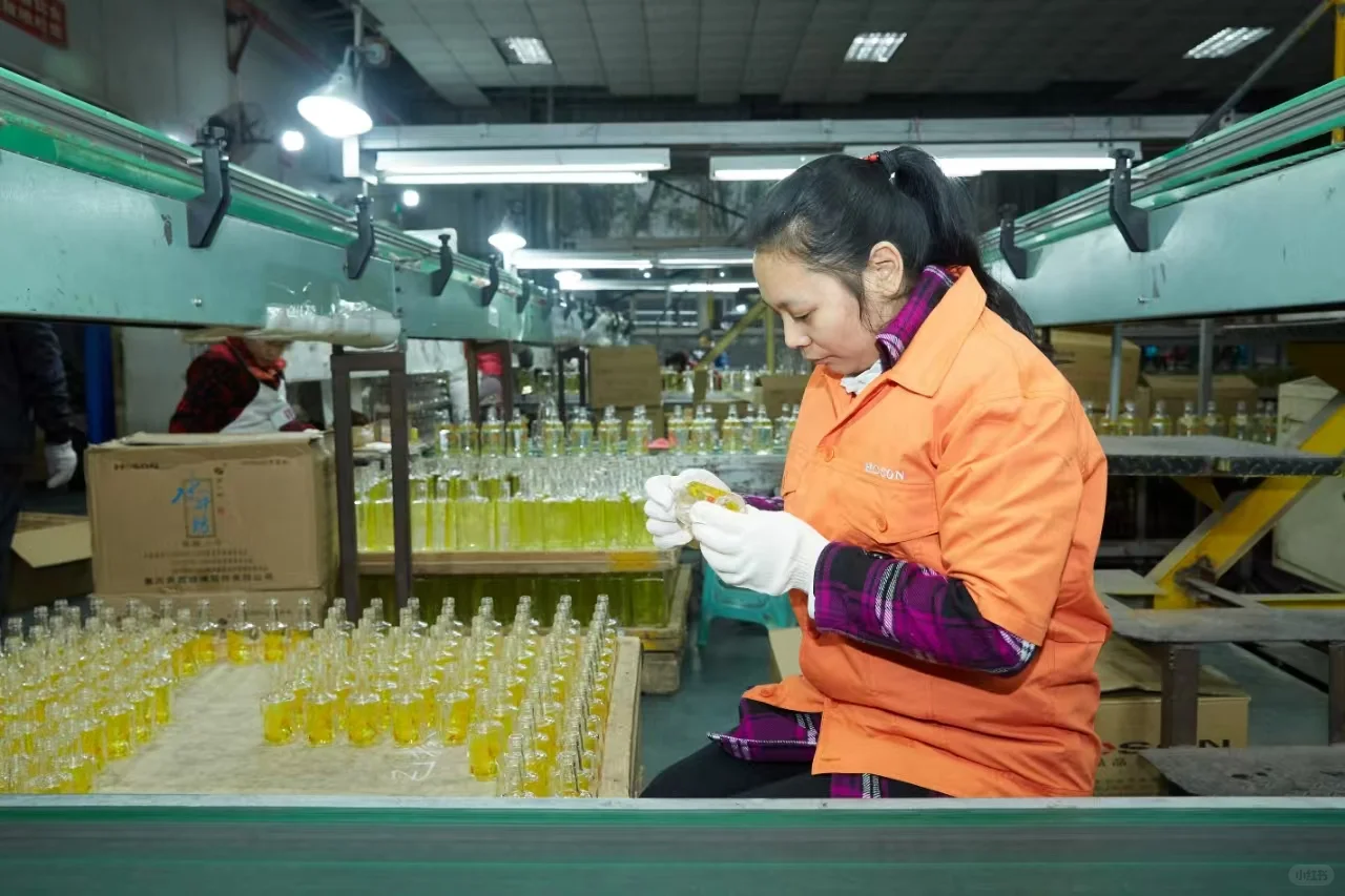 大龄工+包吃住+五险一金