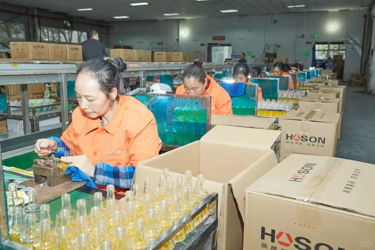 大龄工+包吃住+五险一金