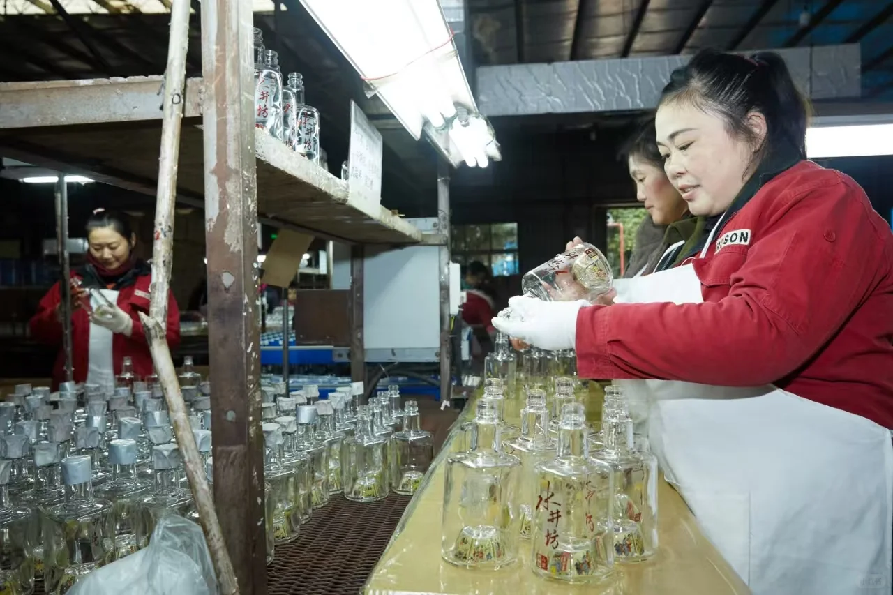 大龄工+包吃住+五险一金