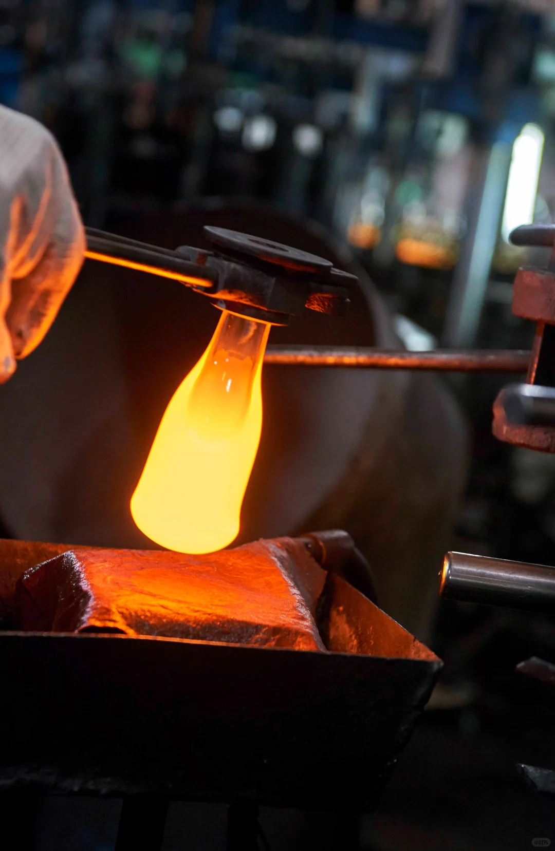 大龄工+包吃住+五险一金