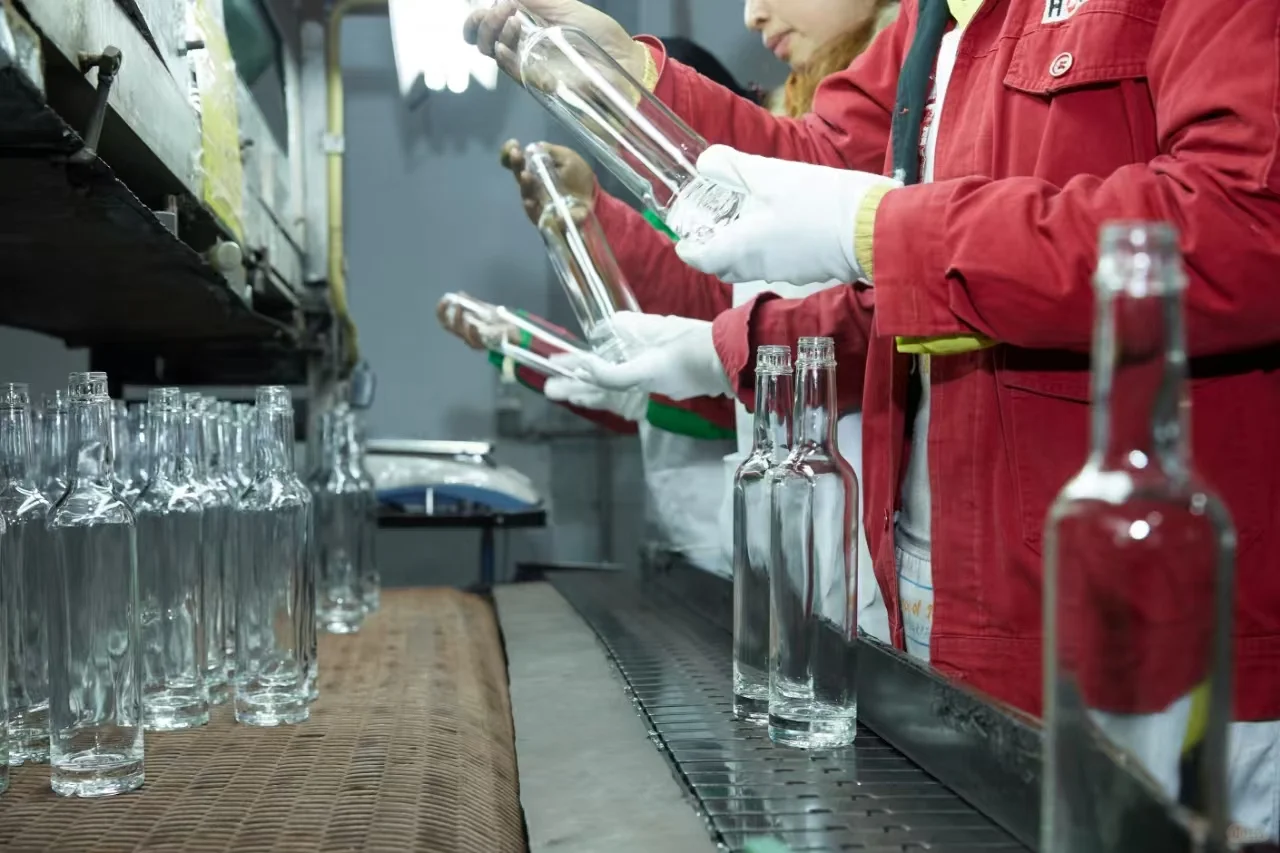 大龄工+包吃住+五险一金