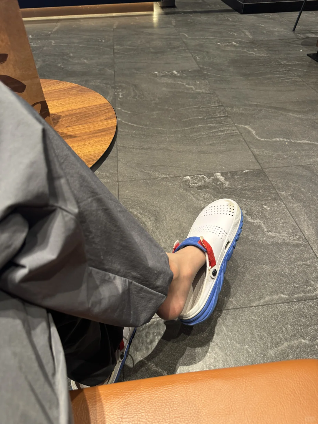 男朋友和我去逛街居然偷偷穿了我的丝袜