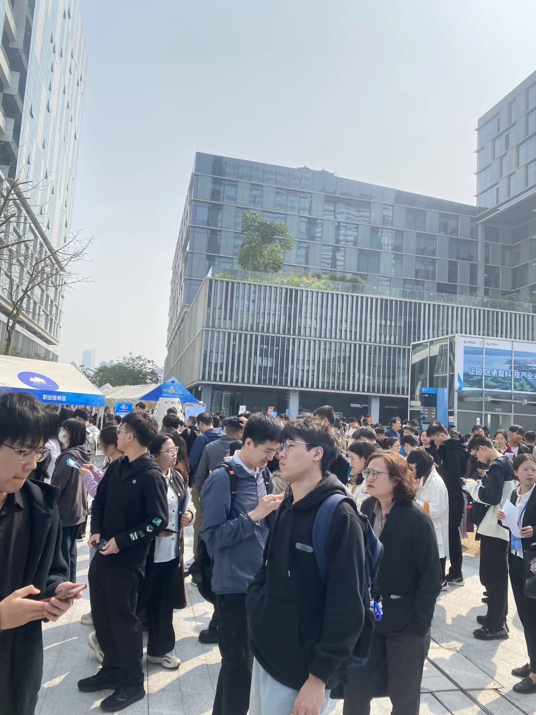 这南山招聘会也太多人了叭