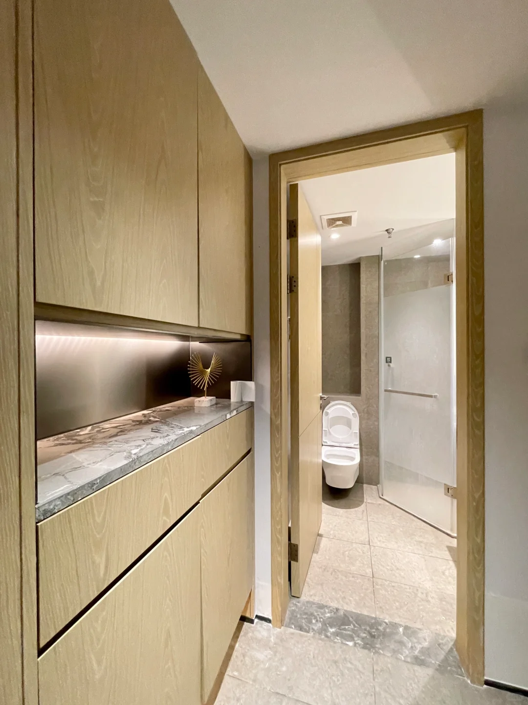 会展湾水岸 92 平朝南 3 房 此房业主出租