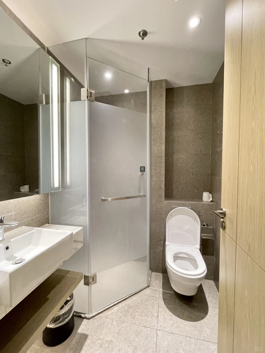 会展湾水岸 92 平朝南 3 房 此房业主出租