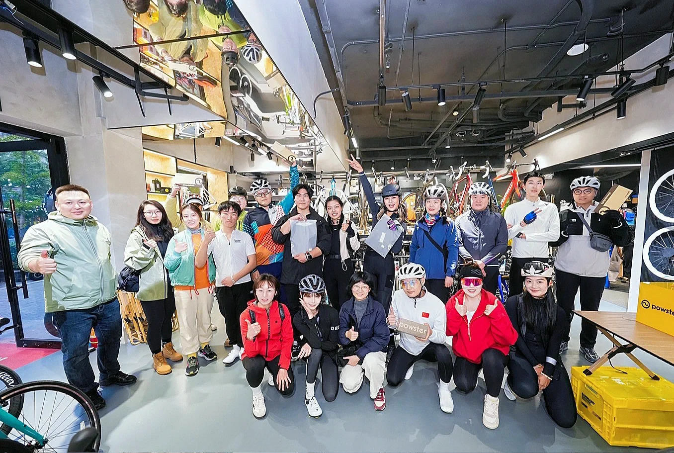 🚴🏻超酷🆒的公路车店招！聘！啦！😛