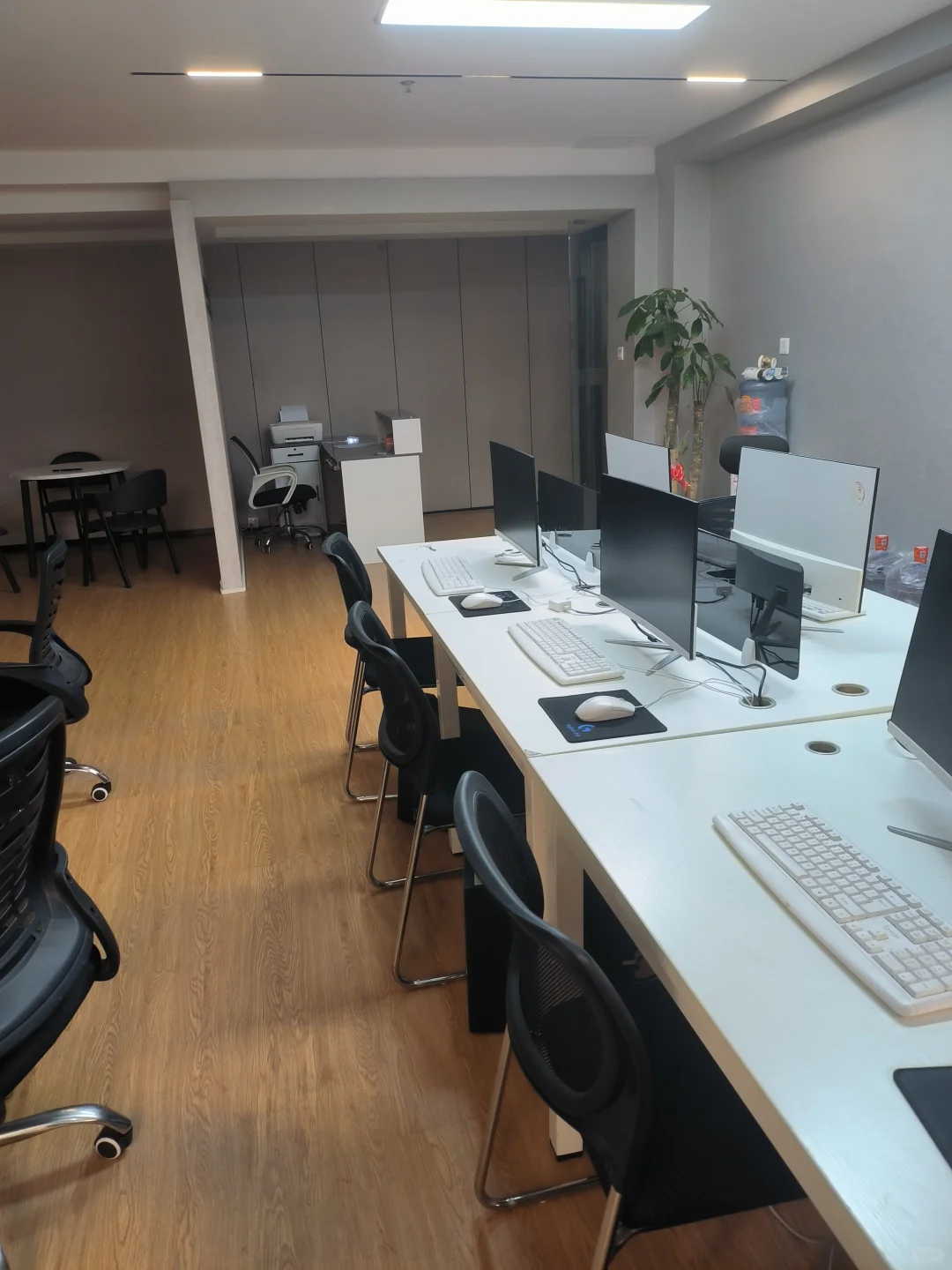 同事，你人呢，要不要来我们公司上班