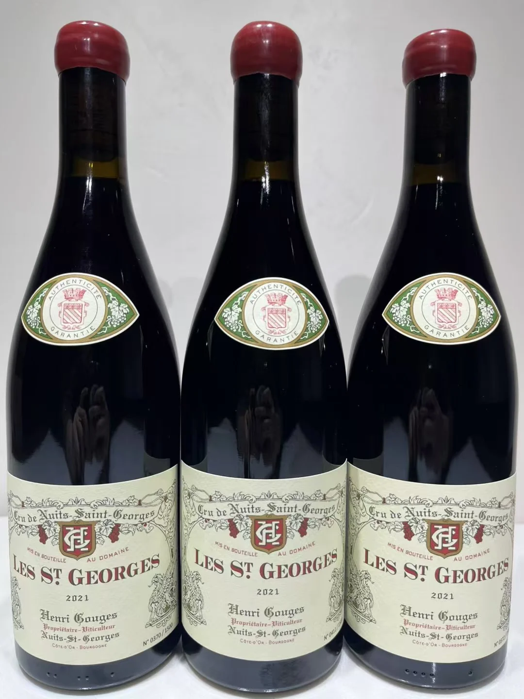 图中共有七瓶葡萄酒，均来自亨利·古热酒庄（D