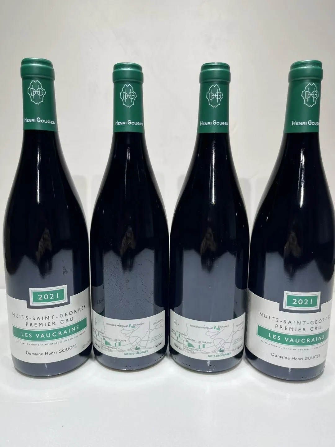 图中共有七瓶葡萄酒，均来自亨利·古热酒庄（D