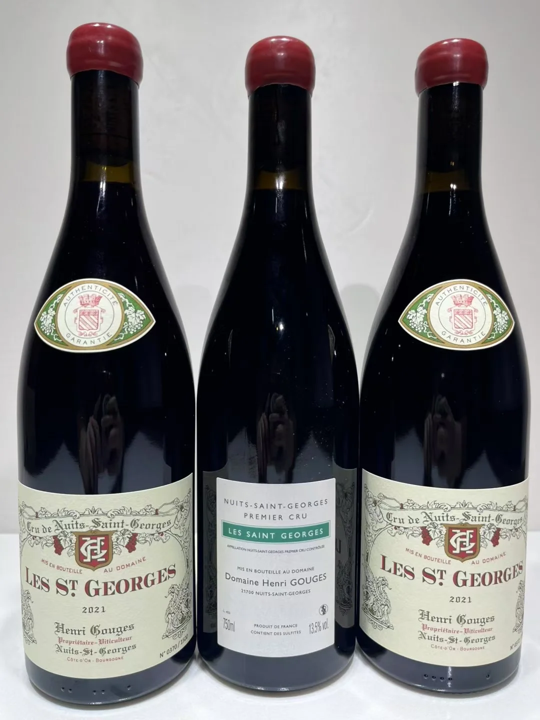 图中共有七瓶葡萄酒，均来自亨利·古热酒庄（D