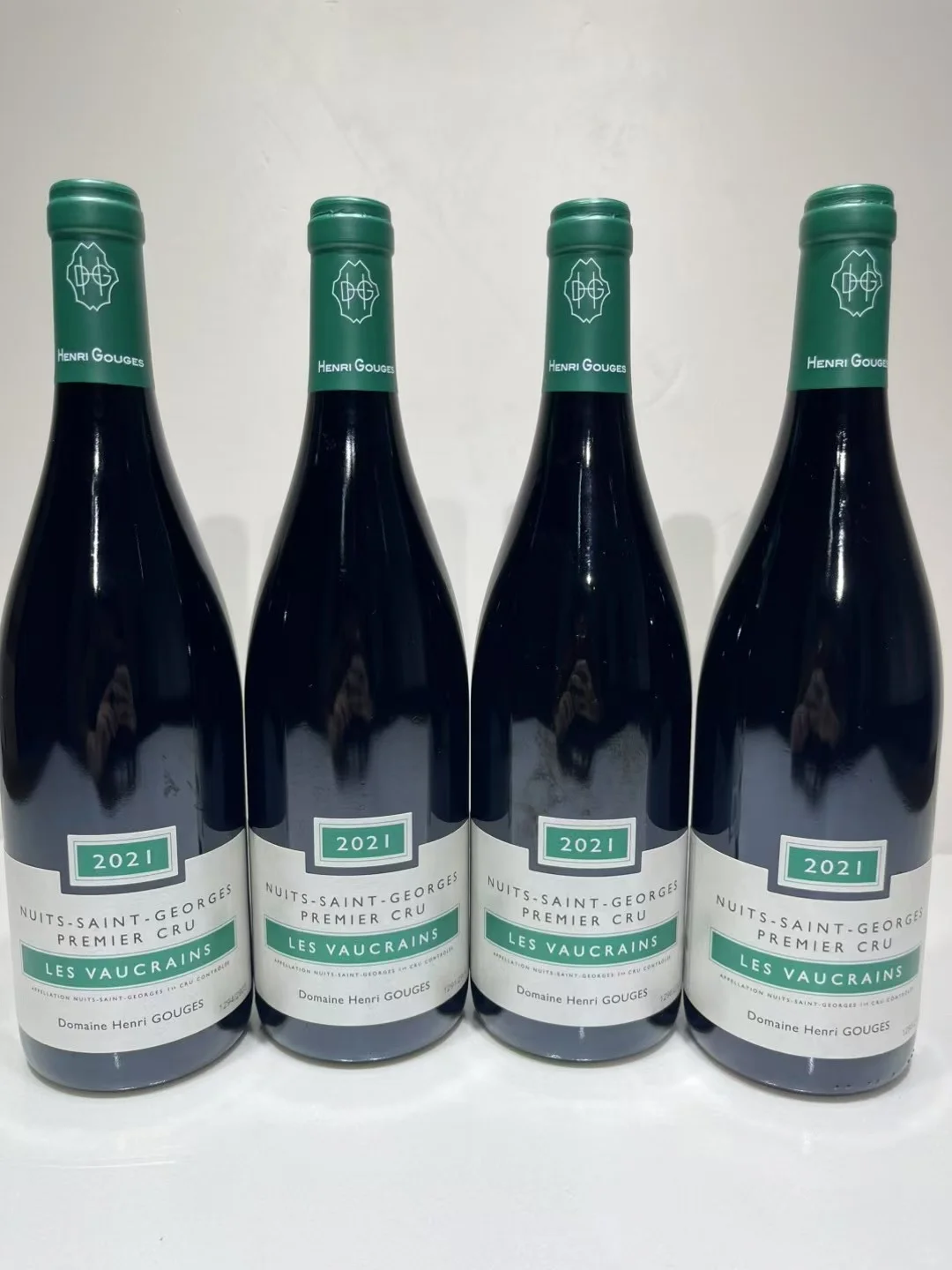 图中共有七瓶葡萄酒，均来自亨利·古热酒庄（D