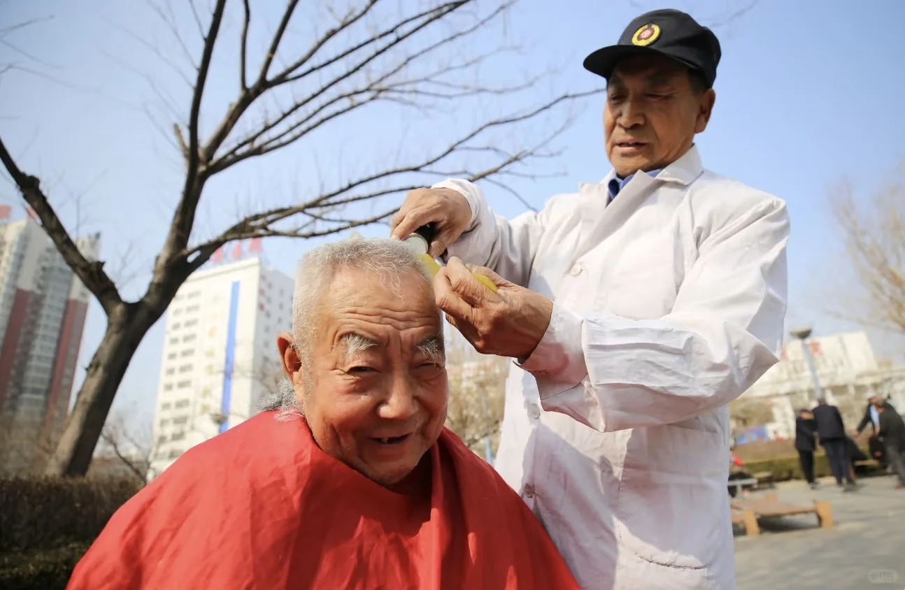 六旬坚守，“义务理发师”续写雷锋故事