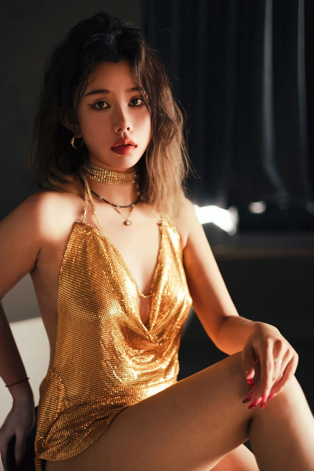 闪耀全场的金色魅力穿搭拍摄