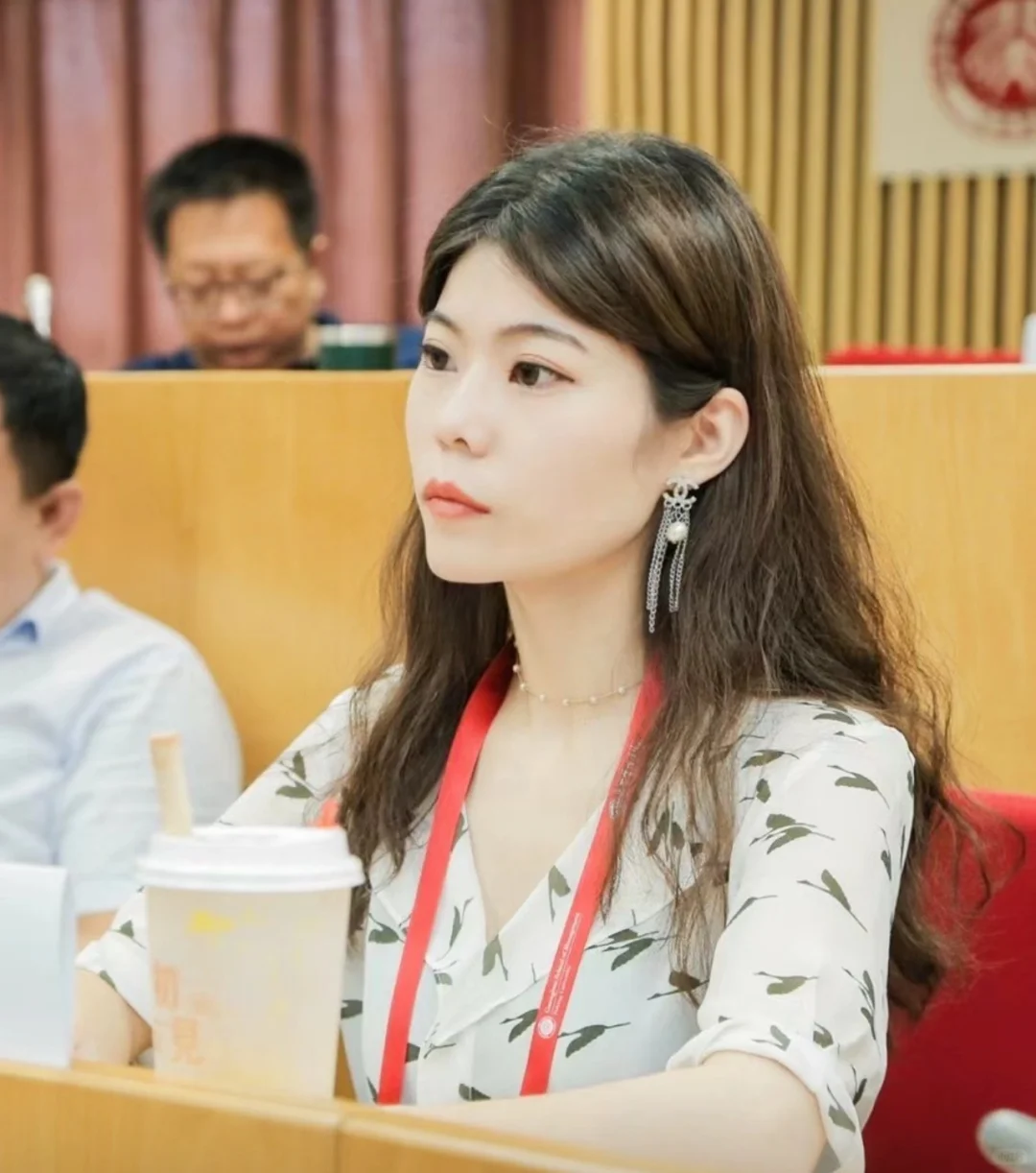 招聘一名助理替我当外企董事长（女生优先）