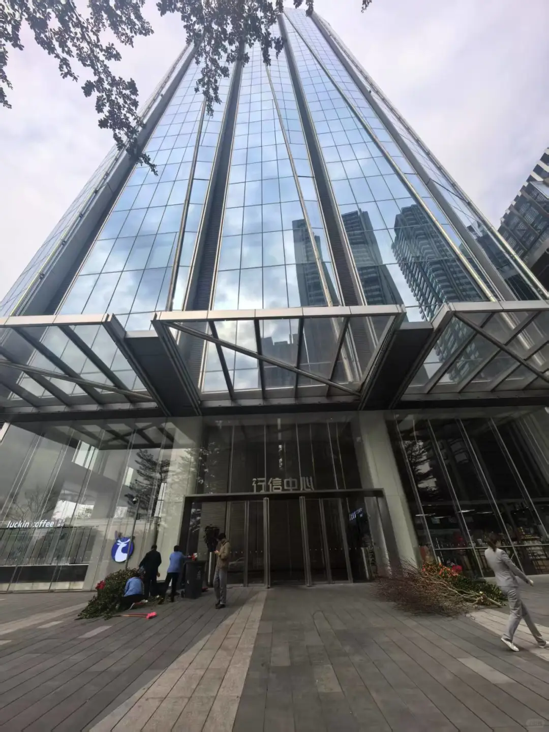 黄浦区三溪地铁站附近