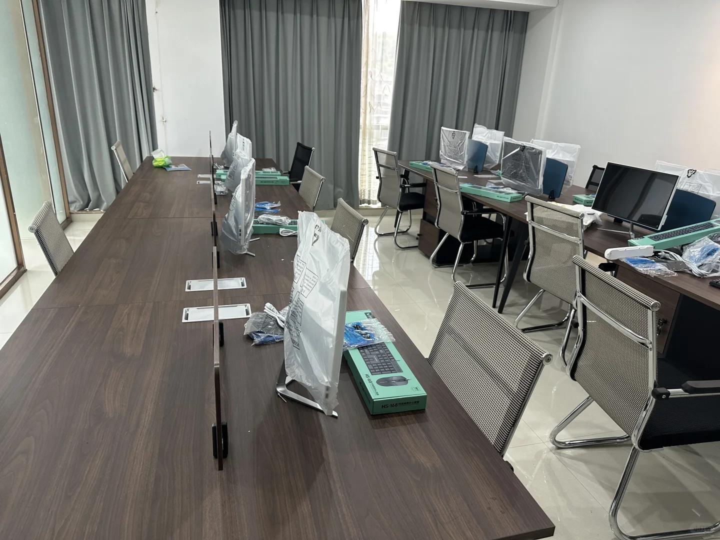 三明招人！ 茶桌到啦 办公桌电脑都到啦