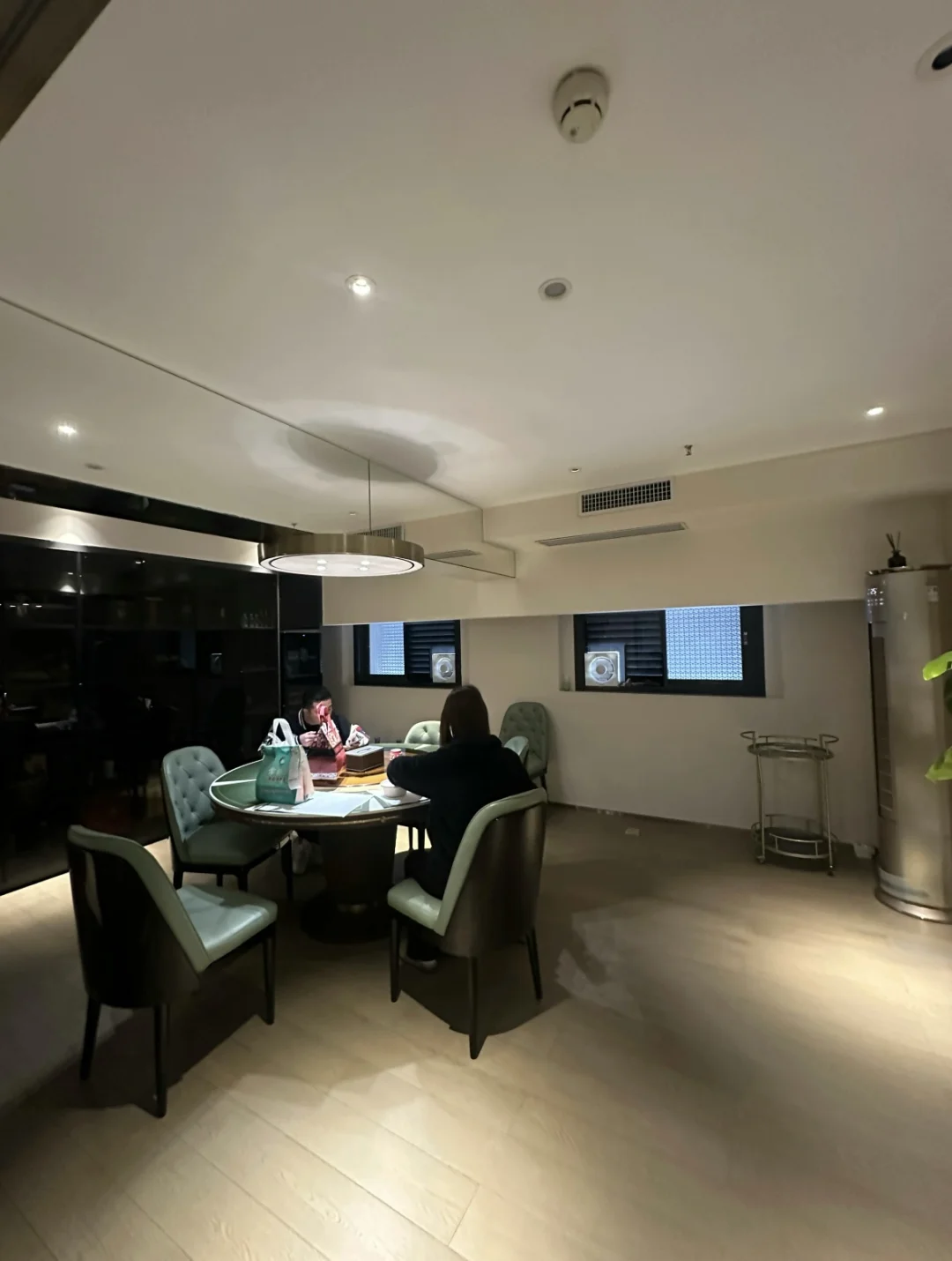 招一个老板助理,需要驾照和1-2年工作经验