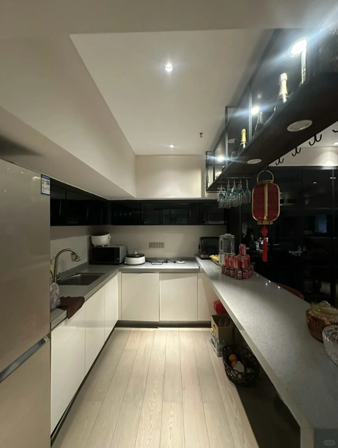 招一个老板助理,需要驾照和1-2年工作经验