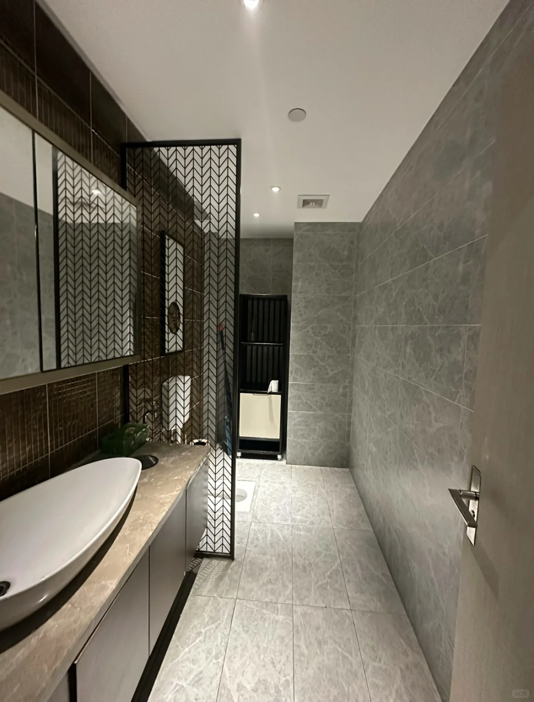 招一个老板助理,需要驾照和1-2年工作经验