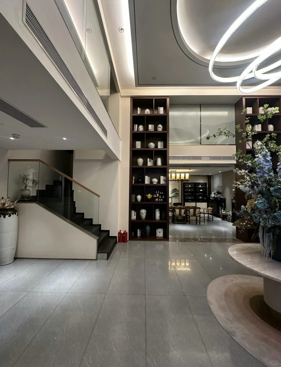 招一个老板助理,需要驾照和1-2年工作经验