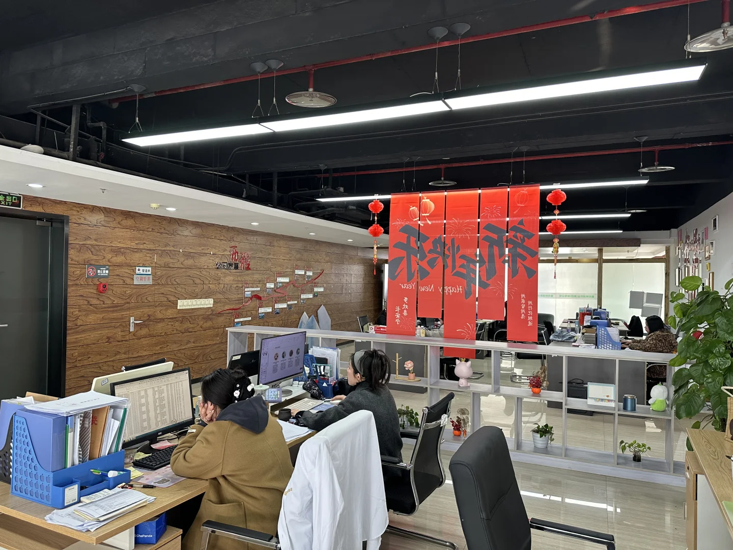 招两个爱笑的行政前台