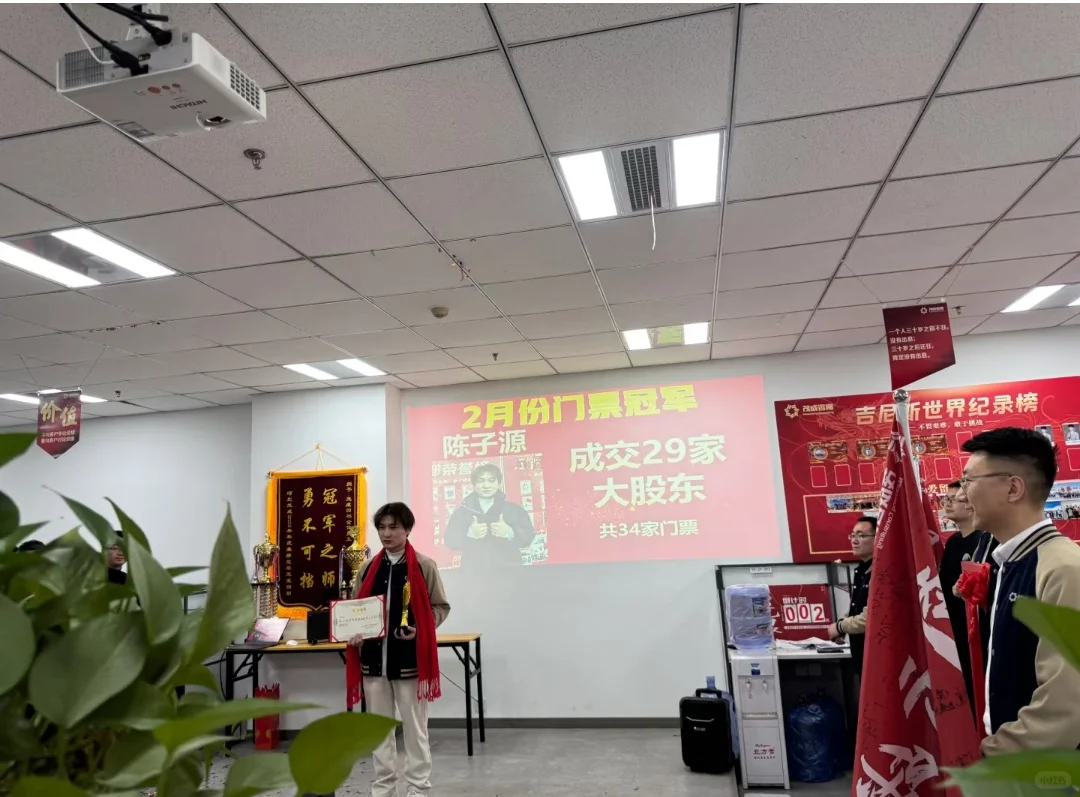 招聘啦，轻轻松松月入过万啦