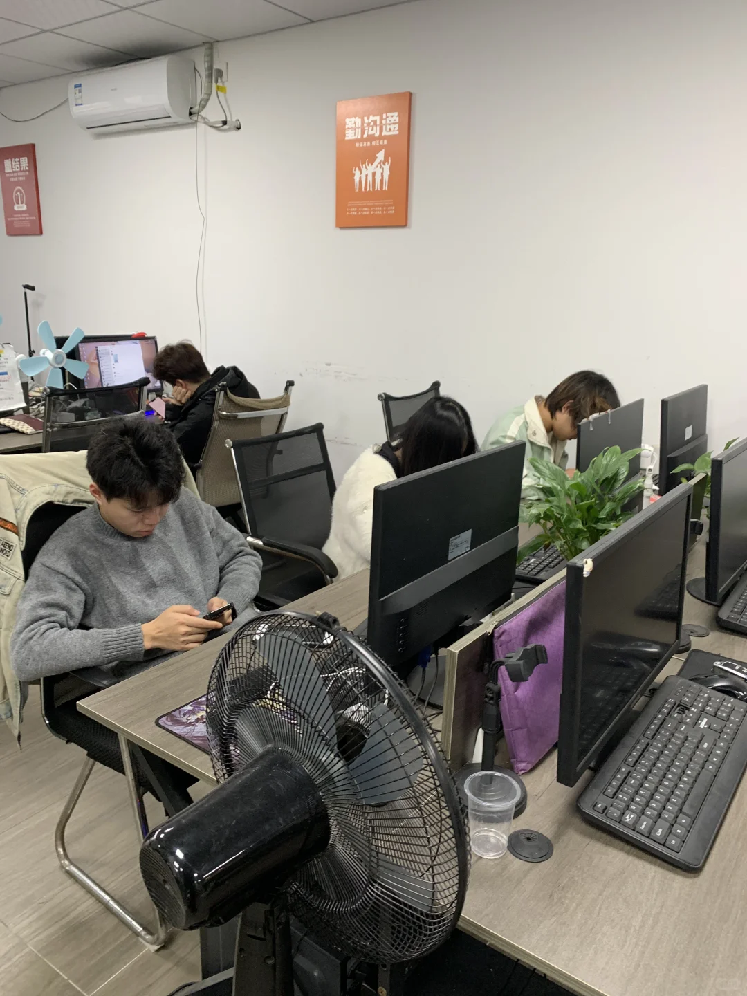 朝九晚六 文员～