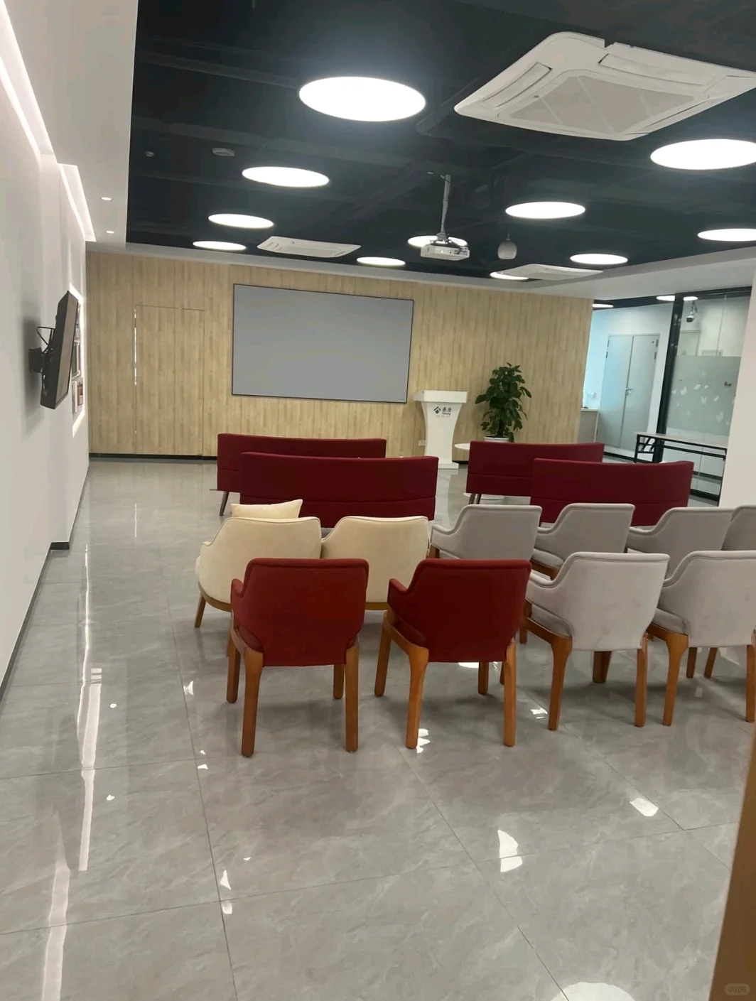 找工作吗,周末双休,五险一金