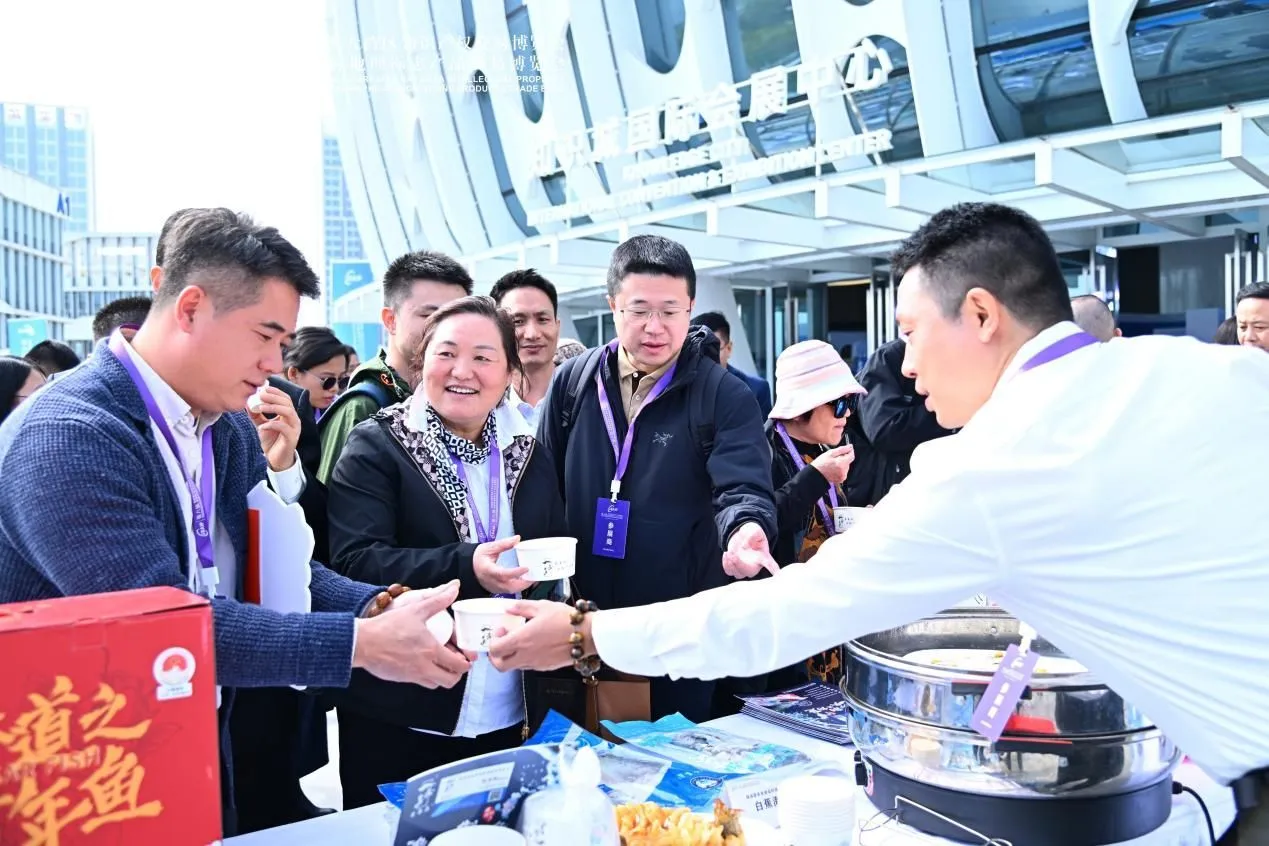 世界酒中国菜|罗丹佑聘为本溪刺五加顾问