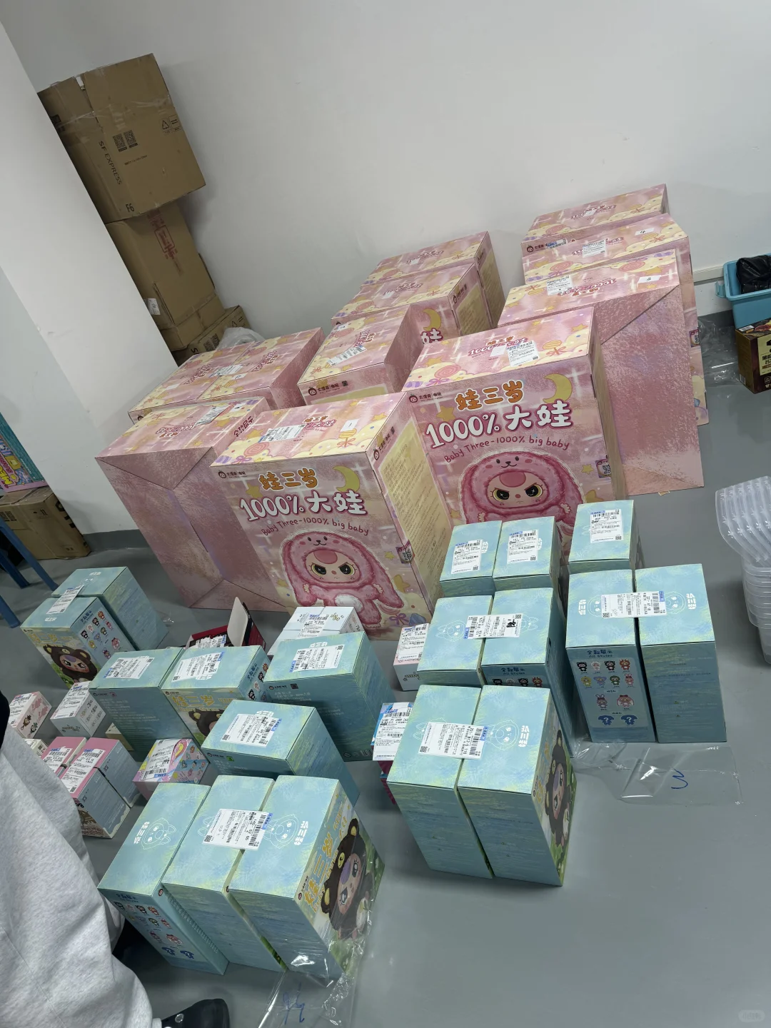 泡泡玛特批发双休招聘文员！！每天管拉布布