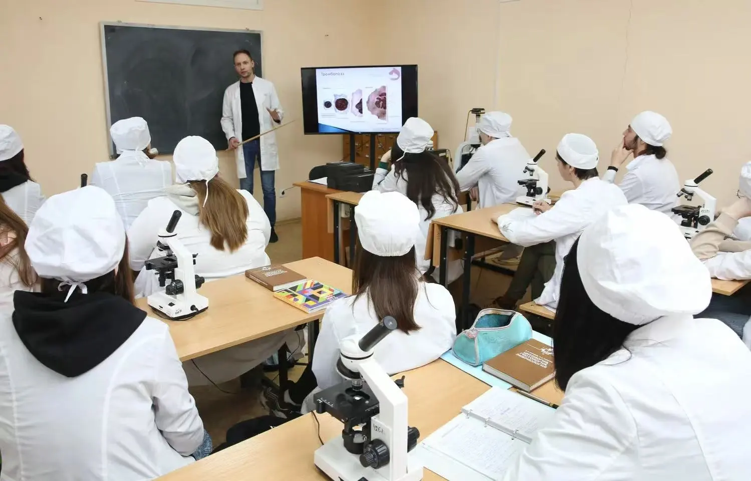 💥家里有孩子考不上大学，别逼孩子扫狗窝