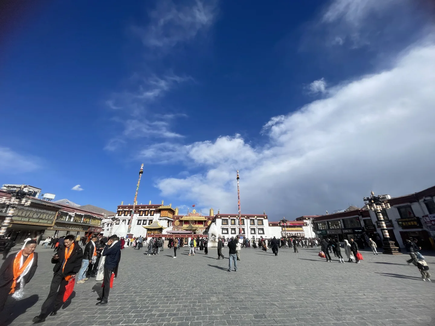 大昭寺广场附近招个店员