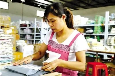 招聘:早8点30到下午5点30，打包工。