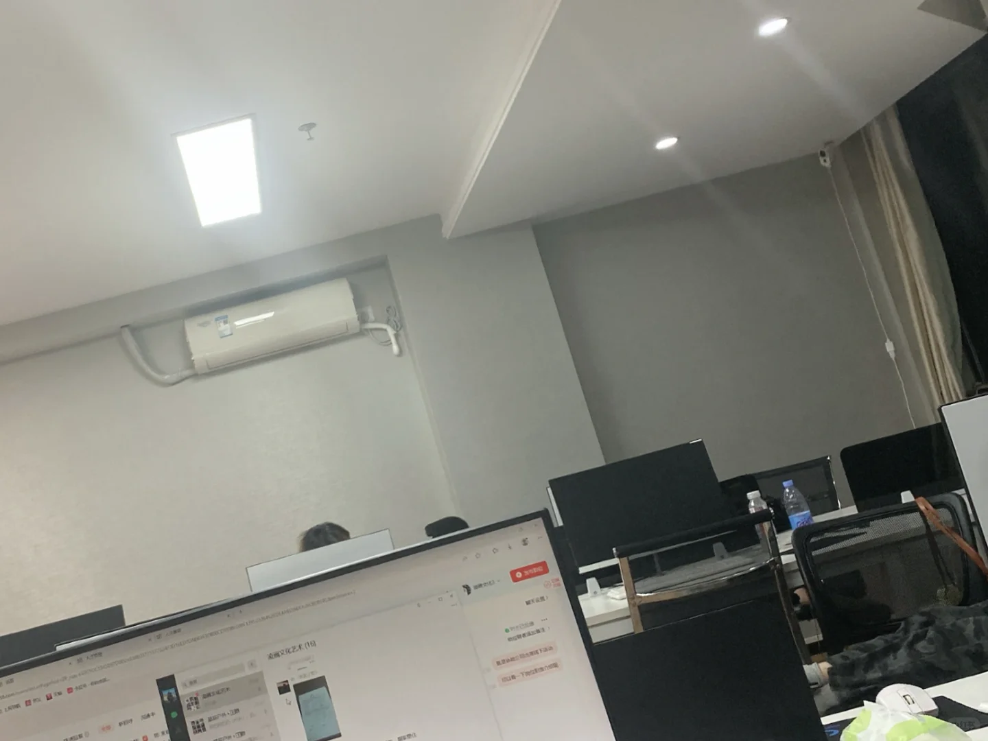 龙华 急需一名前台 无责4000 包住