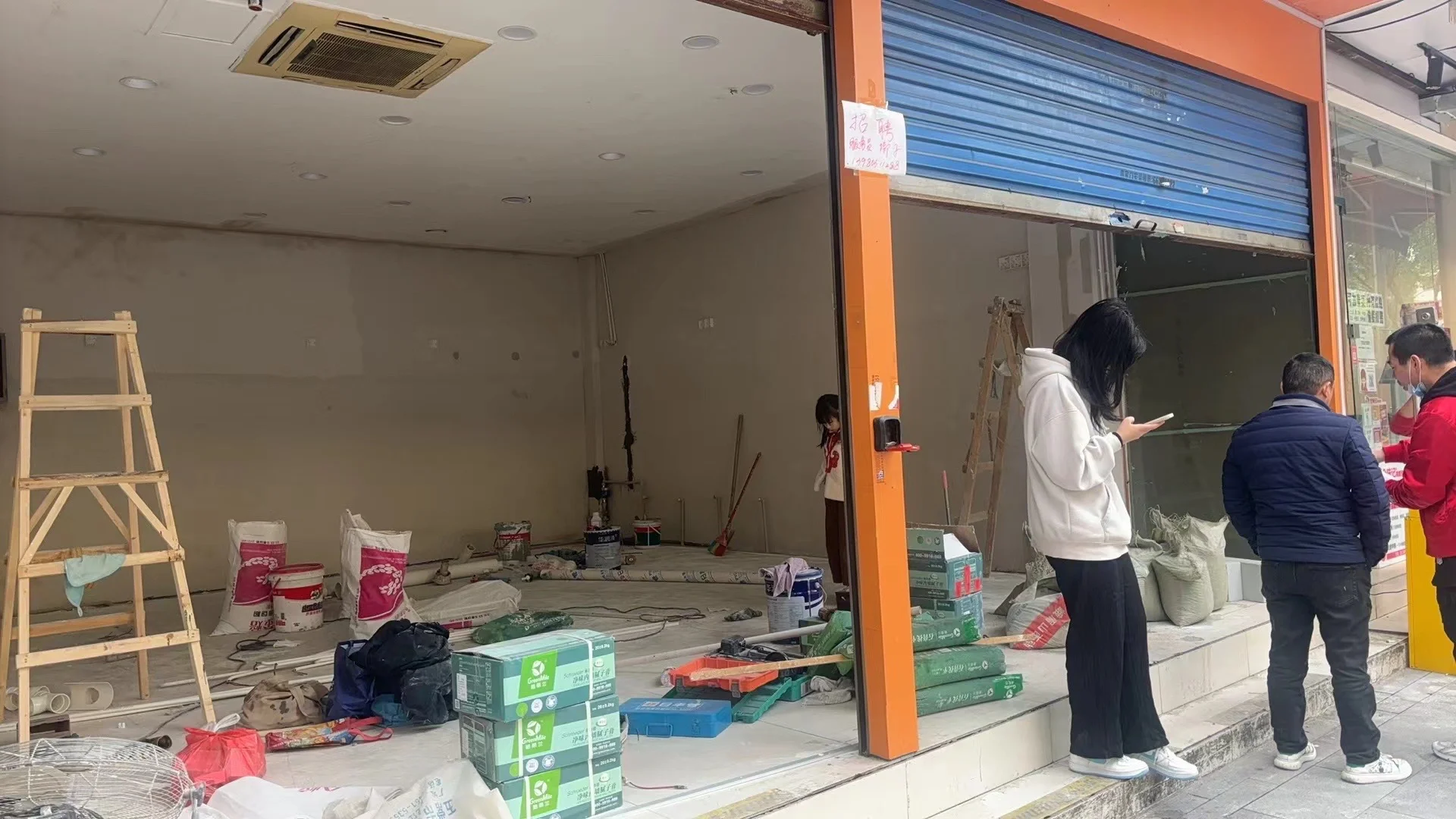 服务员招聘启事 分店即将开业急招！