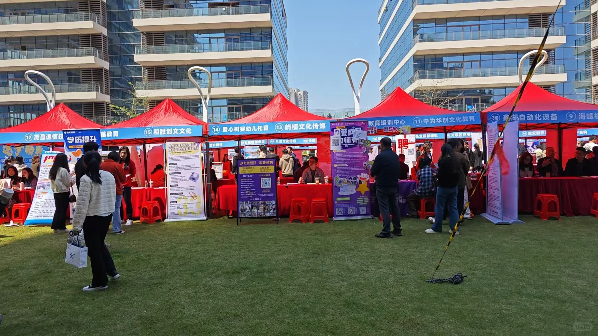 初创公司出去招聘的一天