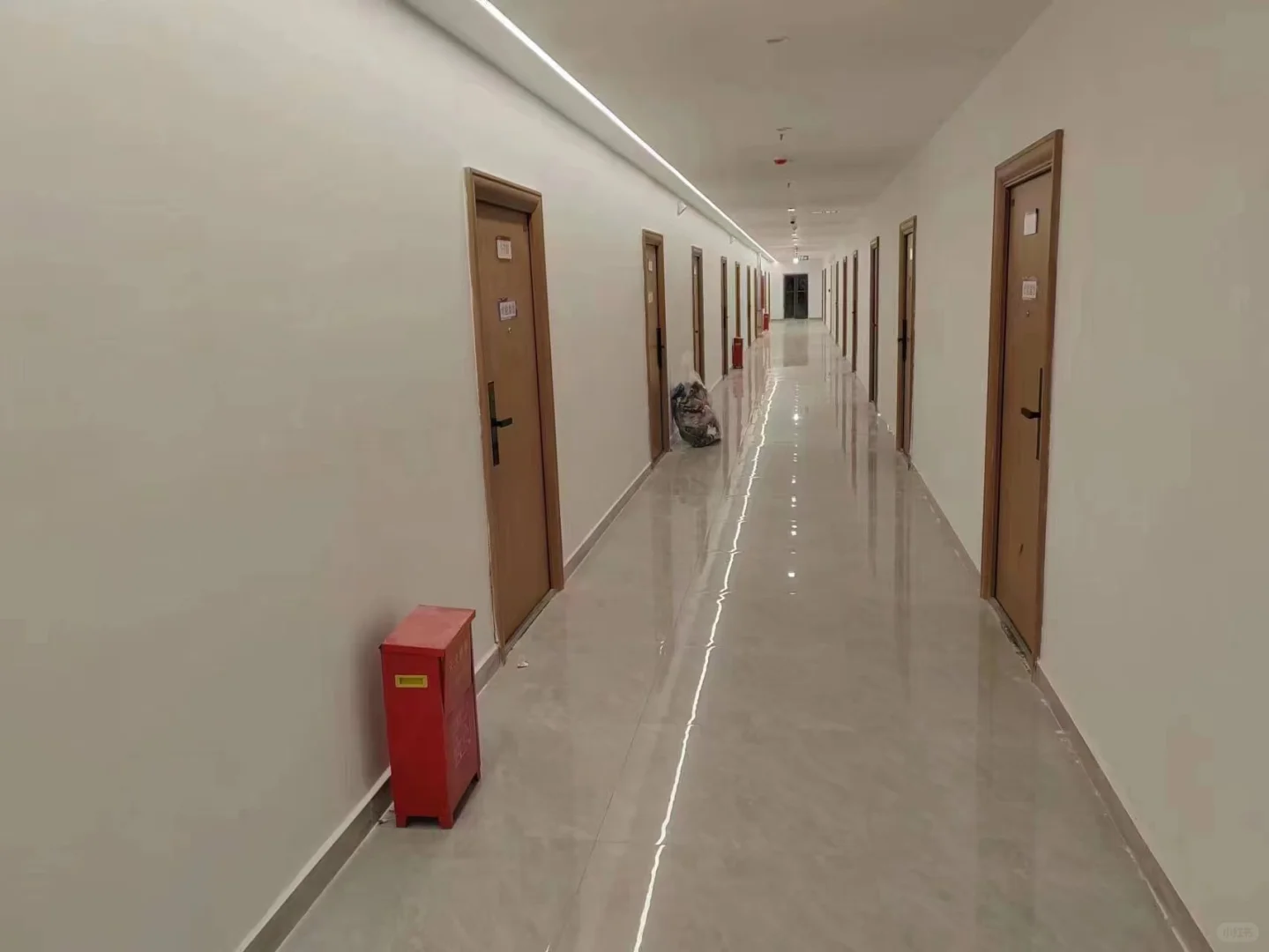 招聘行政文员，无责底薪，包吃包住！