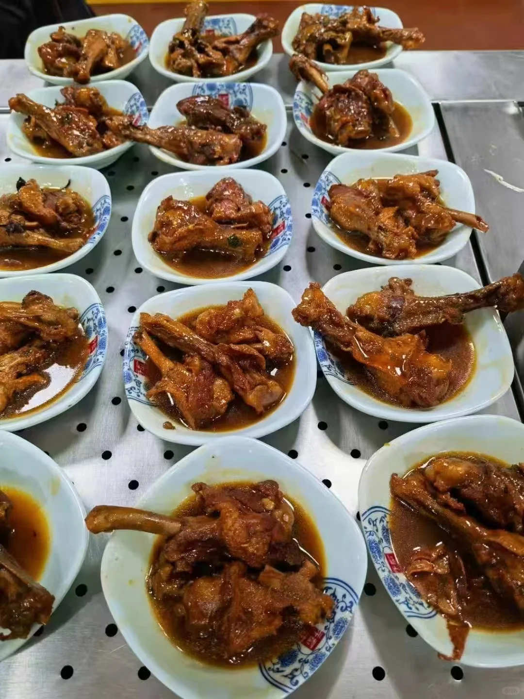 招聘行政文员，无责底薪，包吃包住！