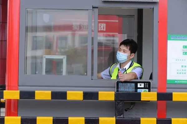 揭秘！高速公路收费员岗位真有那么难进？