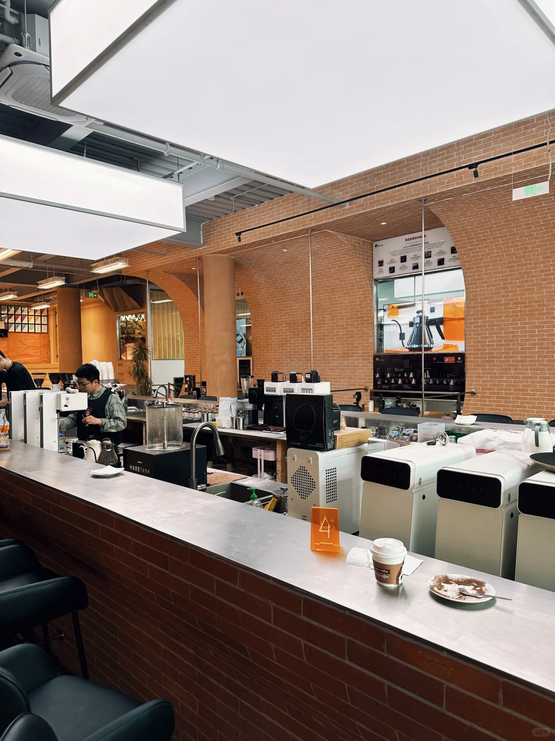 招个咖啡店店员陪我玩～