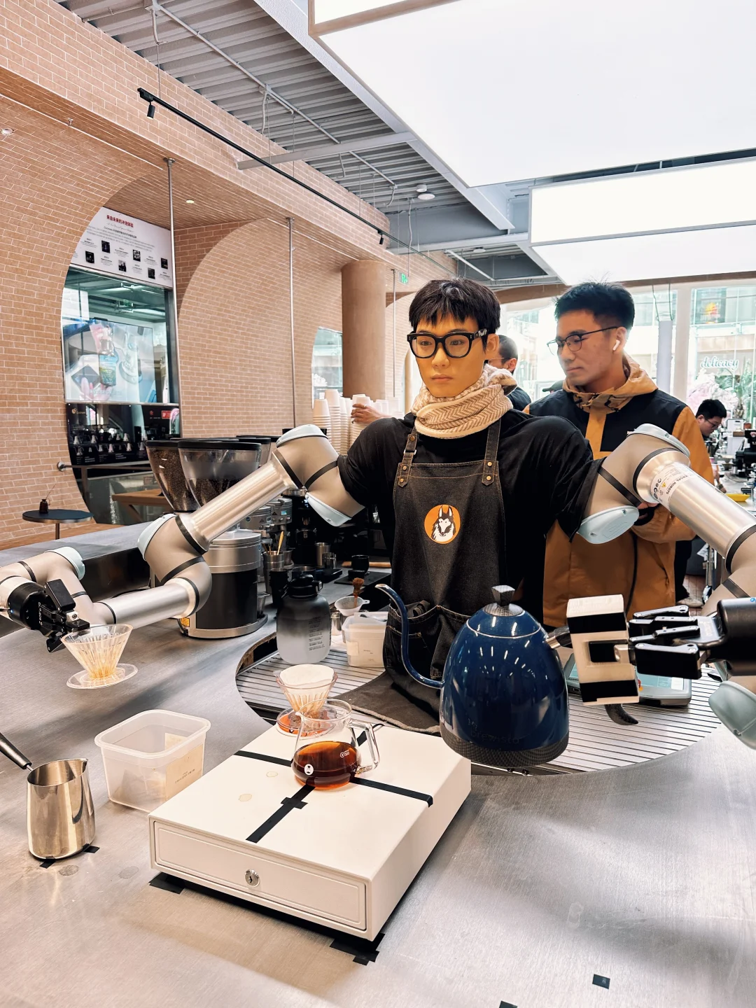 招个咖啡店店员陪我玩～