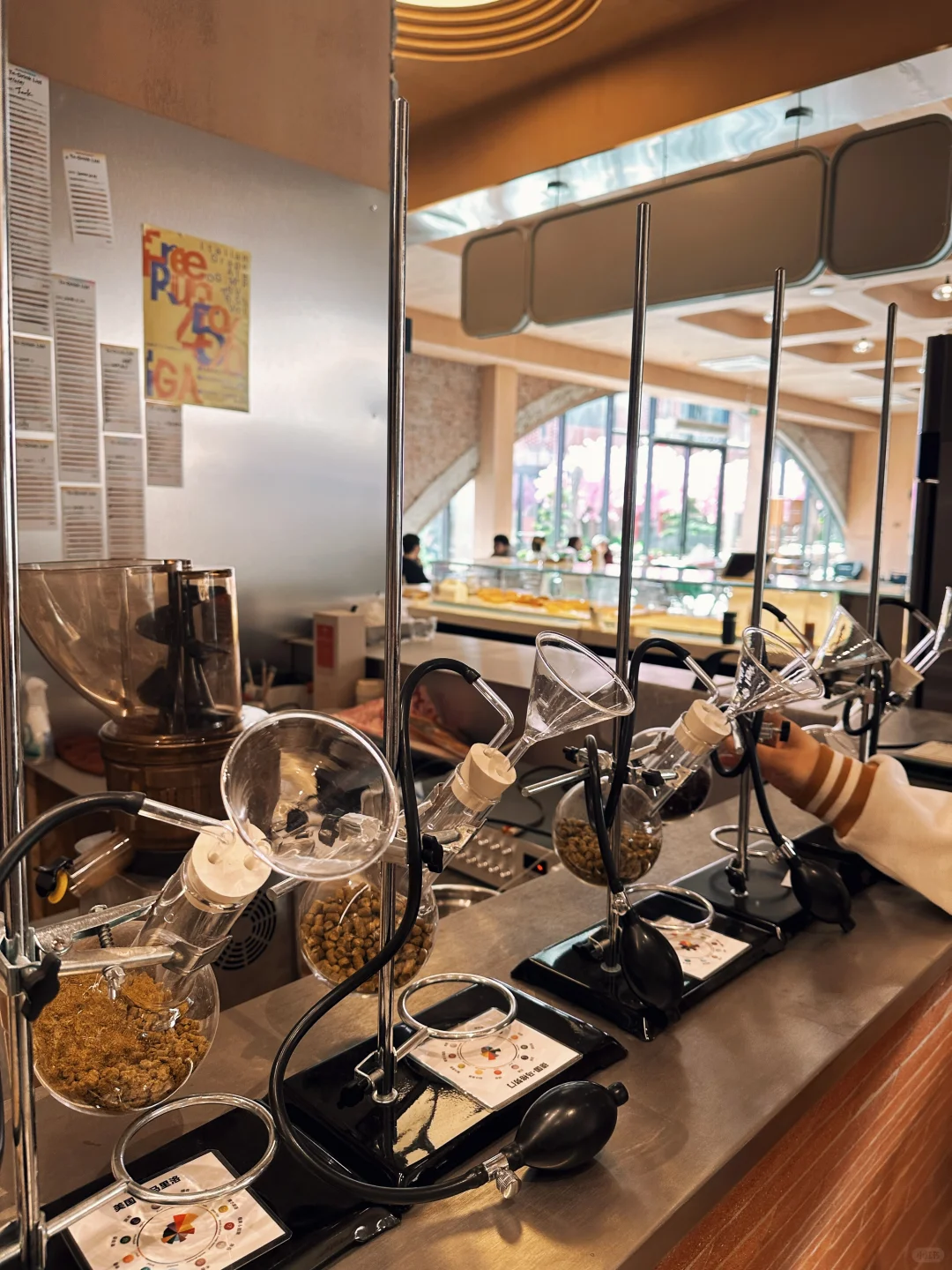 招个咖啡店店员陪我玩～