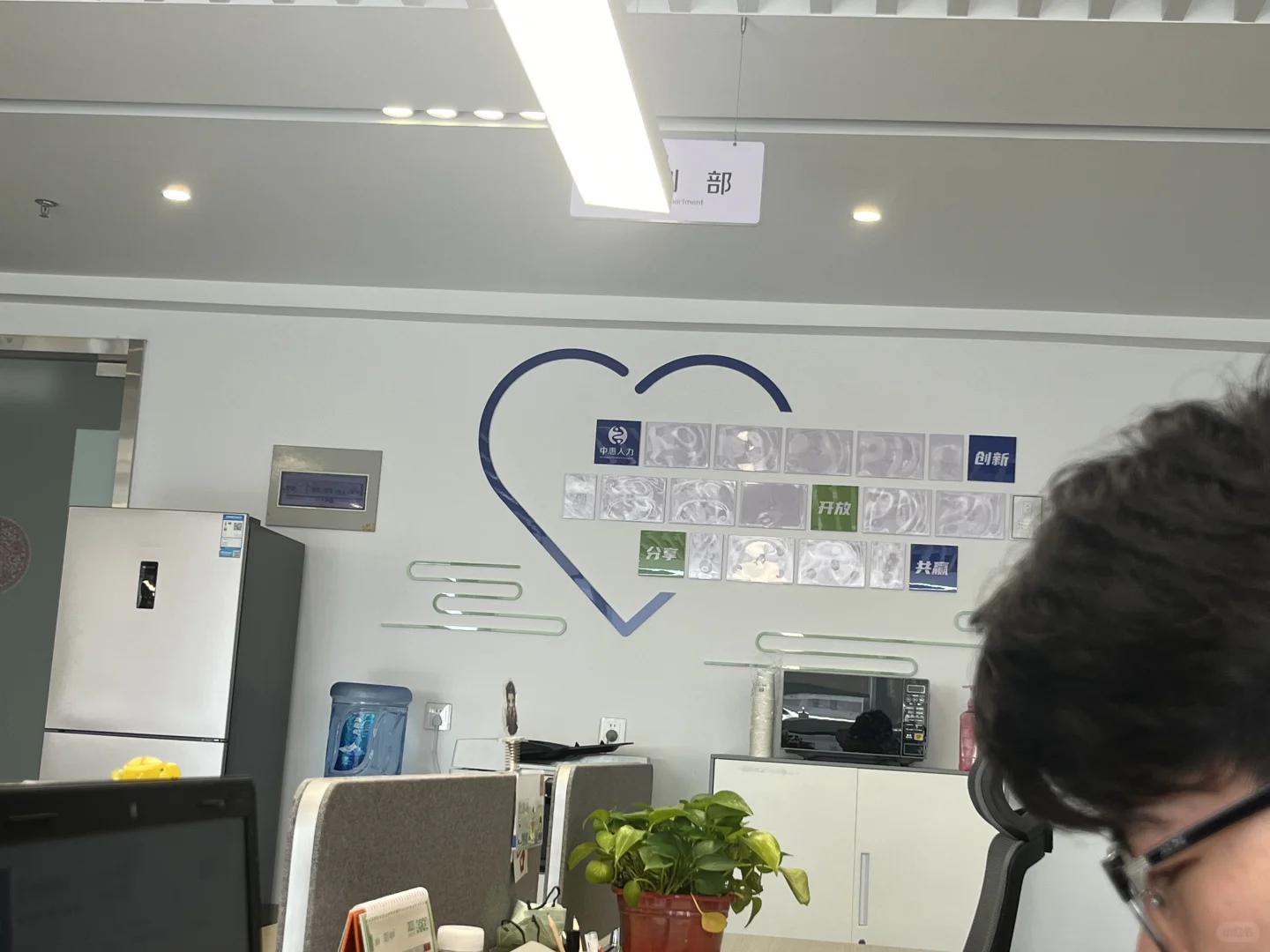 招两个阔爱的办公室文员