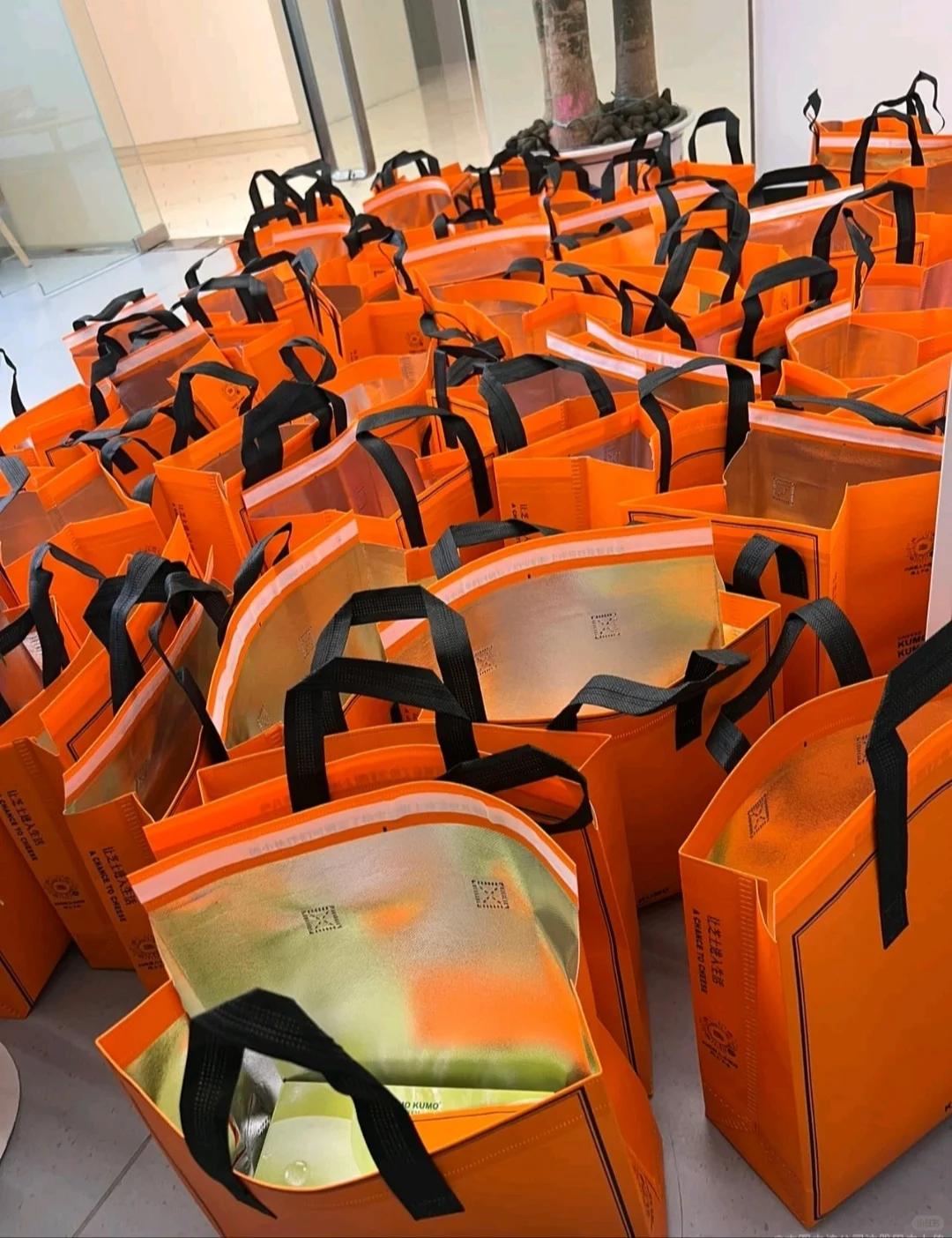 急聘业务员3名，底薪8000五险一金