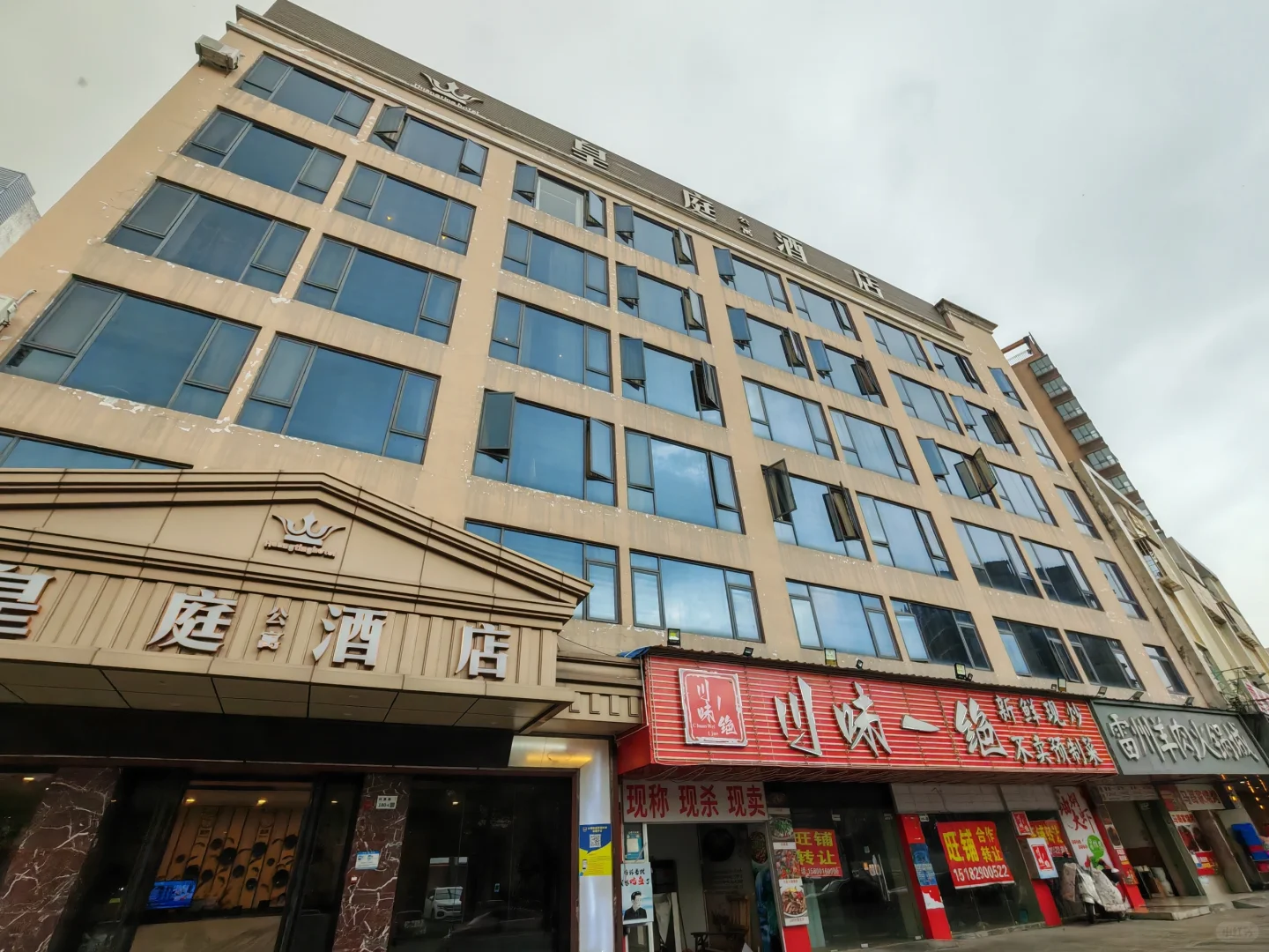 招个酒店前台有人感兴趣吗?