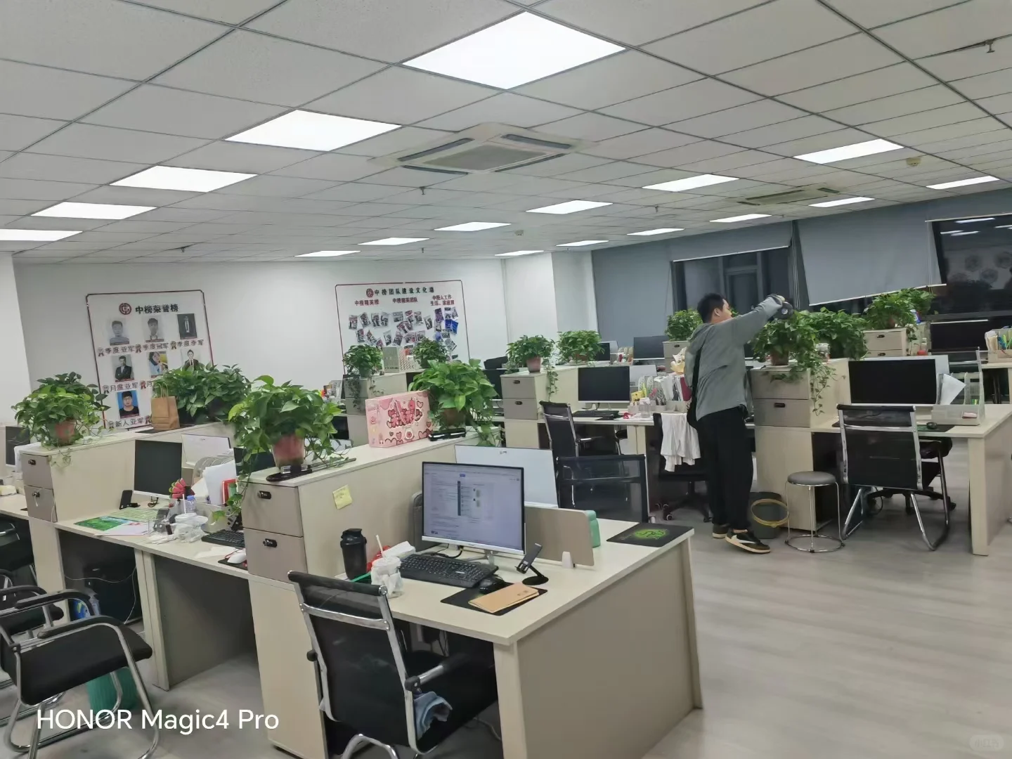 终于让我找到月休八天的工作了，还不加班