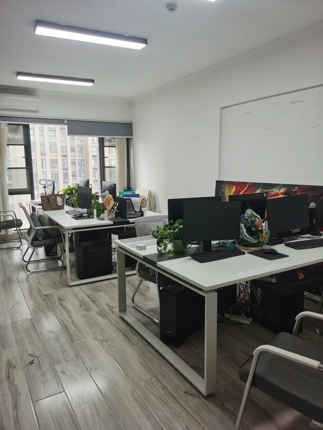 公司就三人，办公室:你礼貌吗？